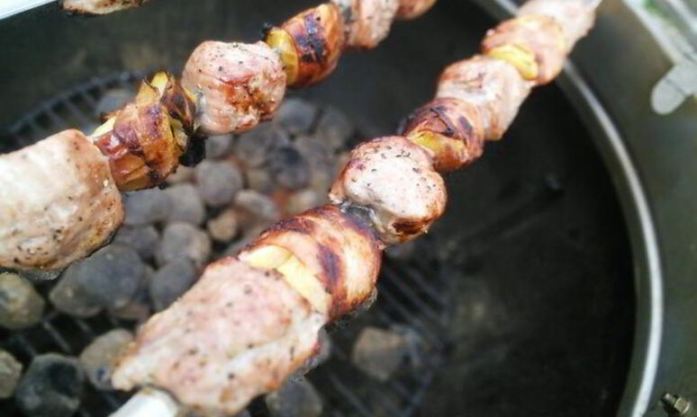 Рецепт яблоки в беконе к шашлыку