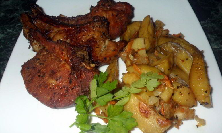 Рецепт нежные стейки из свинины с чесноком в духовке