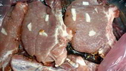 нежные стейки из свинины с чесноком в духовке