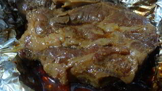 Нежные свиные стейки, запеченные в духовке