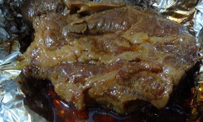 Рецепт нежные свиные стейки, запеченные в духовке