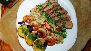 Праздничный ужин из булгура с креветками и стейком