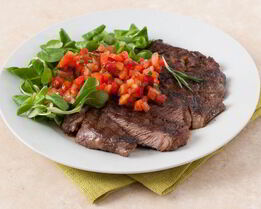 Стейк из австралийской мраморной говядины с чили сальсой
