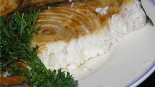 Стейк из голубой акулы, запеченный в фольге