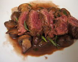 Стейк из говядины с грибным соусом