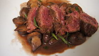 Стейк из говядины с грибным соусом