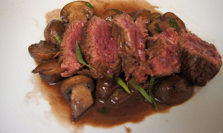 Рецепт стейк из говядины с грибным соусом