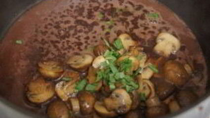 стейк из говядины с грибным соусом