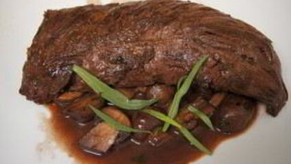 стейк из говядины с грибным соусом