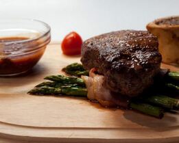 Стейк из говядины со спаржей