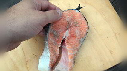 стейк из семги на углях