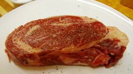 стейк из свинины на сковороде