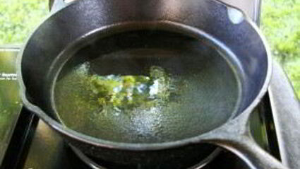 стейк из свинины на сковороде