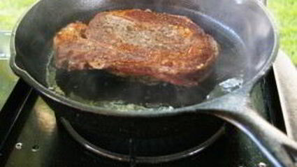 стейк из свинины на сковороде