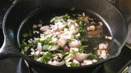 стейк из свинины на сковороде