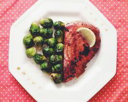 Стейк из тунца с гарниром из брюссельской капусты