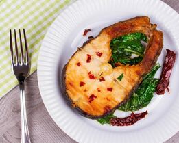 Стейк масляной рыбы на сковороде