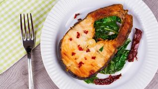 Стейк масляной рыбы на сковороде