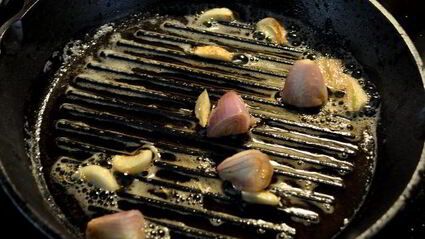 стейк на сковороде