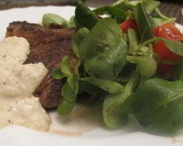 Стейк, перечный соус и мюсли салат