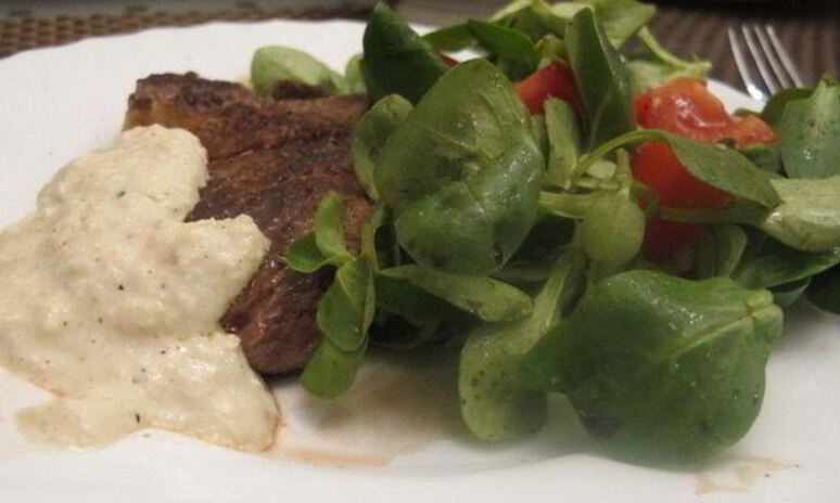 Рецепт стейк, перечный соус и мюсли салат