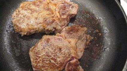 стейк, перечный соус и мюсли салат