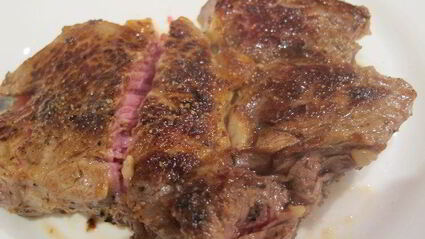 стейк, перечный соус и мюсли салат