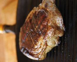 Стейк портерхаус с маслом из красного вина