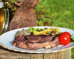 Стейк с базиликом и оливковым тапенадом