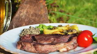 Стейк с базиликом и оливковым тапенадом