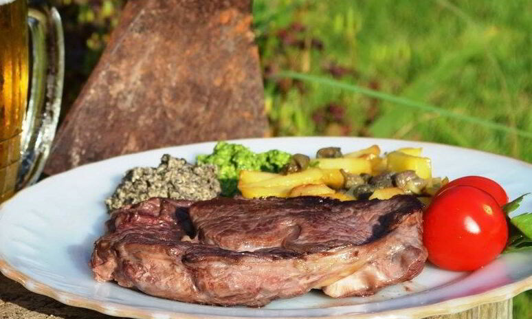 Рецепт стейк с базиликом и оливковым тапенадом