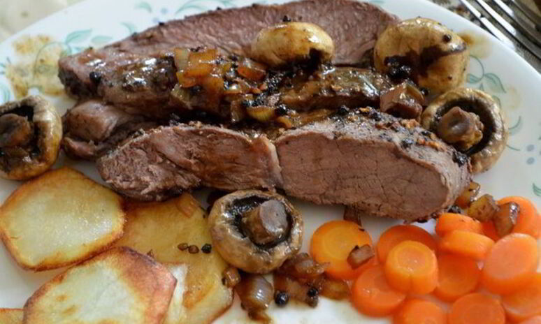 Рецепт стейк с черным перцем, коньяком и грибами