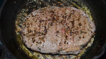 стейк с черным перцем, коньяком и грибами