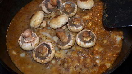 стейк с черным перцем, коньяком и грибами