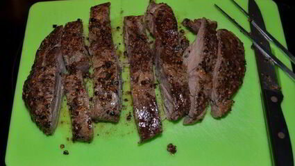 стейк с черным перцем, коньяком и грибами