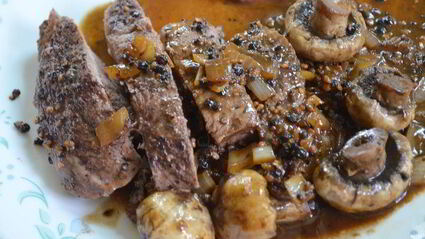 стейк с черным перцем, коньяком и грибами