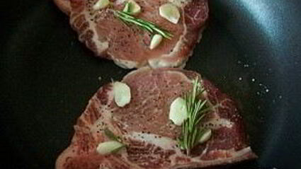 стейк с розмарином на сковороде