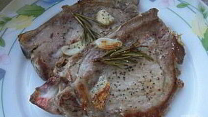 стейк с розмарином на сковороде