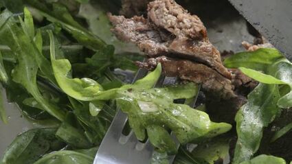 стейк с руколой