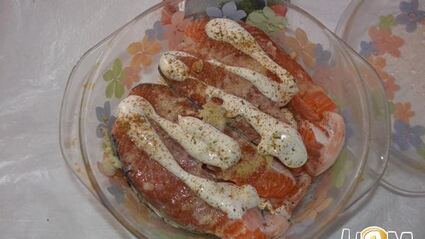 стейк семги в чесночном соусе