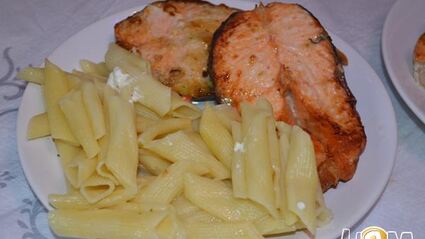 стейк семги в чесночном соусе