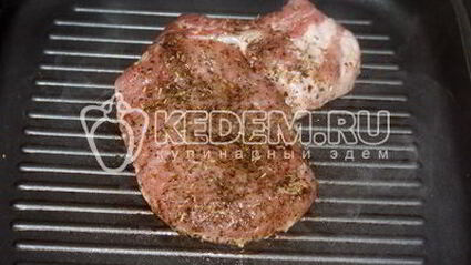 стейк свиной на сковороде