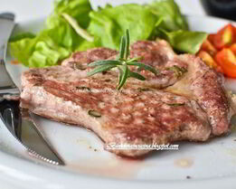 Стейк в маринаде из розмарина и чеснока