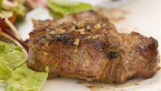 Стейки из говядины с лимонным соком и травами