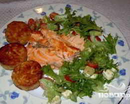 Стейки из семги, маринованные в дижонской горчице с зеленым салатом