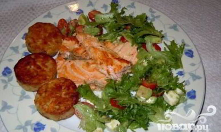 Рецепт стейки из семги, маринованные в дижонской горчице с зеленым салатом