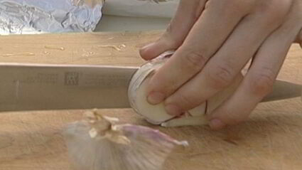 стейки из семги на гриле с чесноком и помидорами