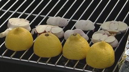 стейки из семги на гриле с чесноком и помидорами