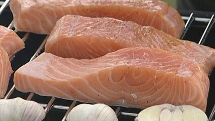 стейки из семги на гриле с чесноком и помидорами