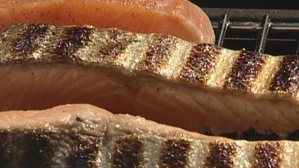 стейки из семги на гриле с чесноком и помидорами